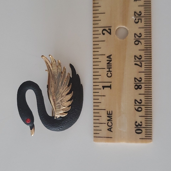 Black Swan Brooch - Gold Colour With Red Eye - Lisa Kao Creations Vintage - Picture 5 of 5
